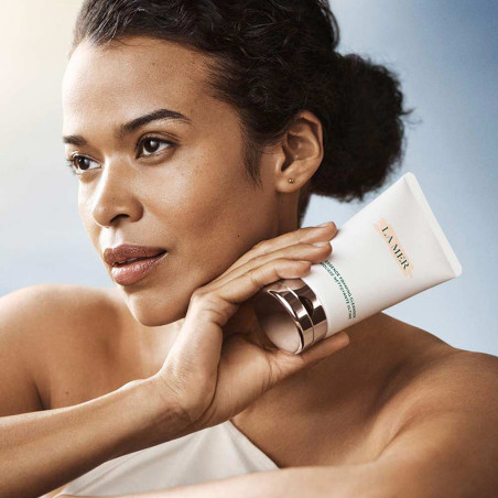 THE ESSENCE FOAMING CLEANSER