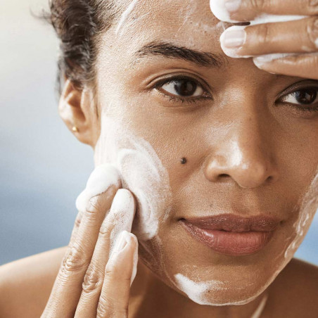 THE ESSENCE FOAMING CLEANSER